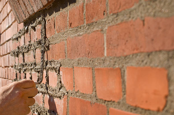 Cтоковое фото Каменщик Repointing Старый кирпича