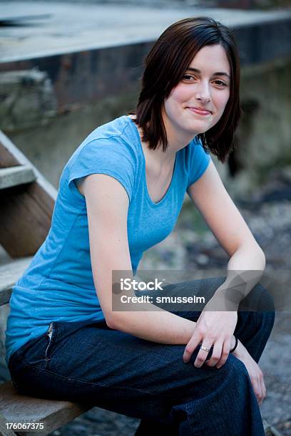 Menina Sentada Nos Degraus De Madeira - Fotografias de stock e mais imagens de 18-19 Anos - 18-19 Anos, 2000-2009, Abandonado