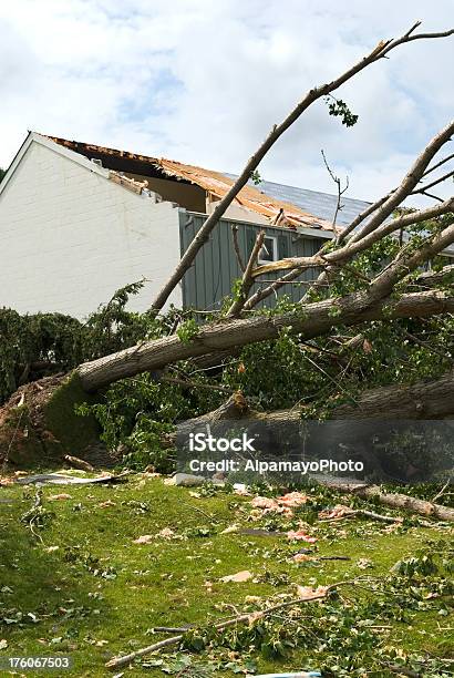 Photo libre de droit de Tornade Bilan Destruction Forces De La Natureiv banque d'images et plus d'images libres de droit de Coupure de courant - Coupure de courant, Endommagé, Habitation