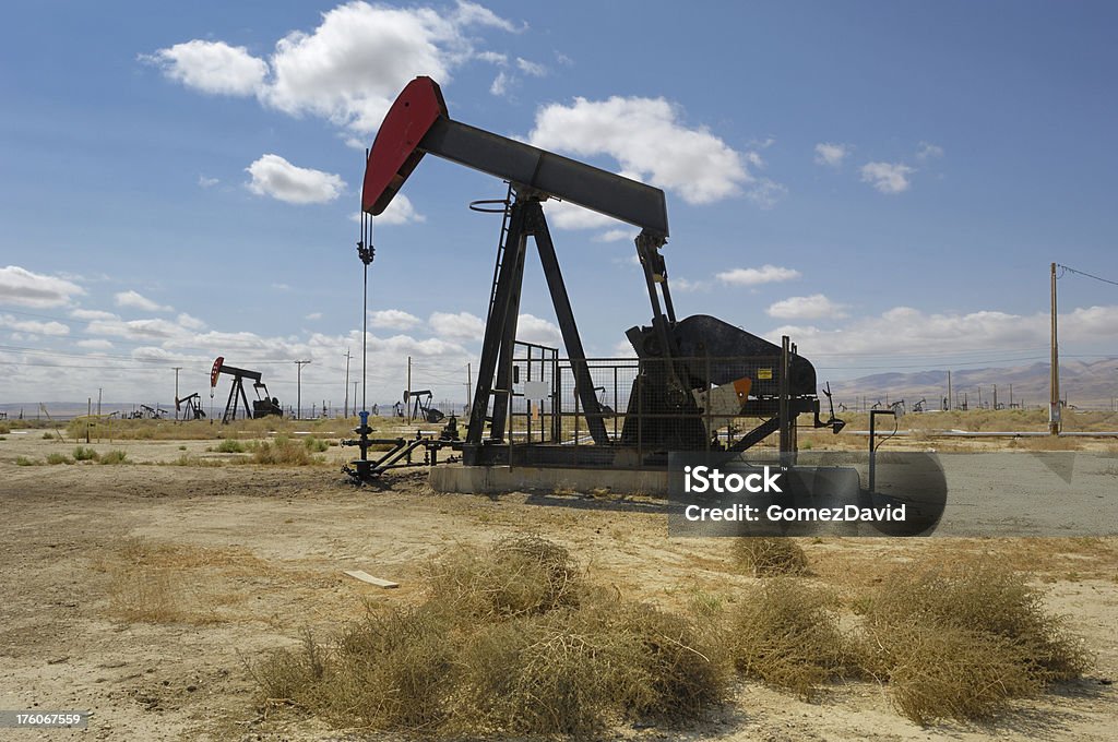 Aceite Pumpjack con Tumbleweed en primer plano - Foto de stock de California libre de derechos