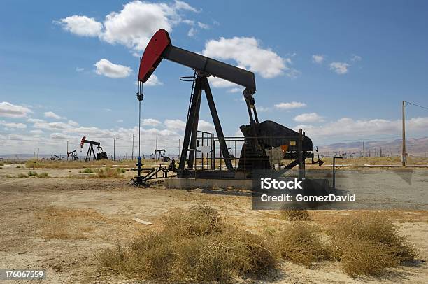 Масло Pumpjack С Перекатиполе На Переднем Плане — стоковые фотографии и другие картинки Калифорния - Калифорния, Нефть, Бензин