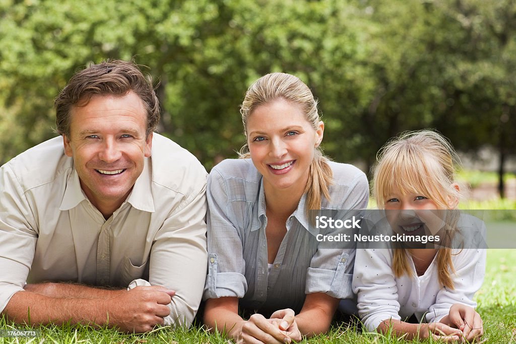 Retrato de uma família relaxante no parque - Royalty-free 30-39 Anos Foto de stock