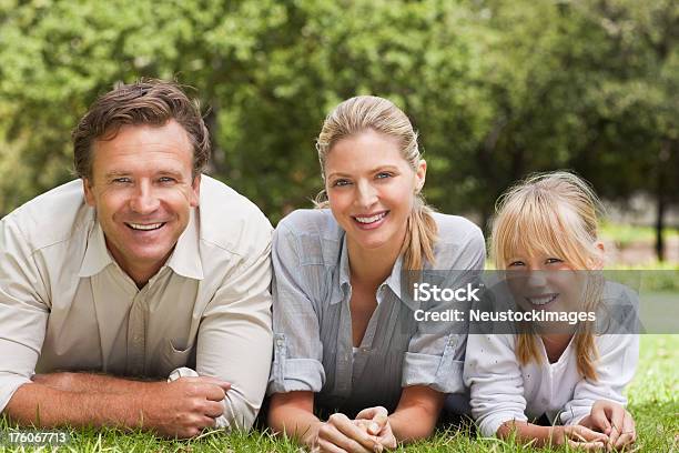 Retrato De Uma Família Relaxante No Parque - Fotografias de stock e mais imagens de 30-39 Anos - 30-39 Anos, 8-9 Anos, Adulto