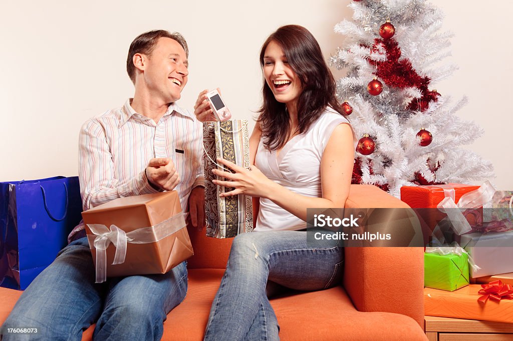 若いカップルのクリスマスプレゼントを交換（シリーズ） - 携帯電話のロイヤリティフリーストックフォト