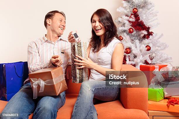 Jovem Casal Troca De Natal Presentes Série - Fotografias de stock e mais imagens de Telefone Móvel - Telefone Móvel, Homens, Árvore de Natal