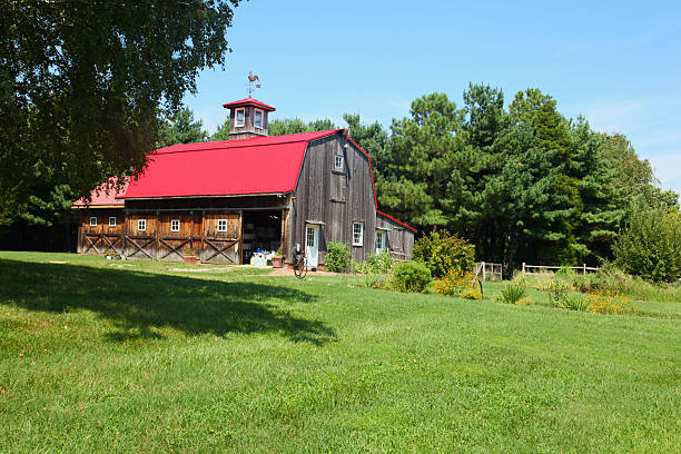 istock Weathered Old Barn with Red Roof in Maryland 176068097