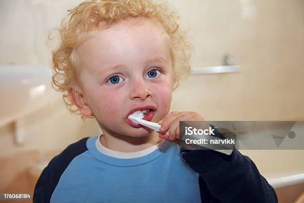 Little Boy Limpieza De Dientes Foto de stock y más banco de imágenes de Baño - Baño, Boca humana, Cabeza humana