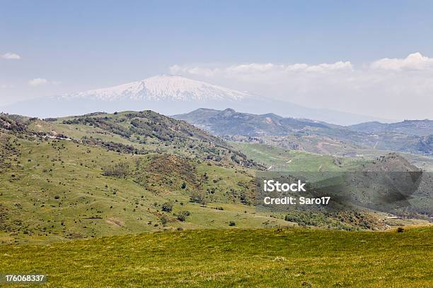 Monte Etna En La Primavera Foto de stock y más banco de imágenes de Aire libre - Aire libre, Cielo, Colina