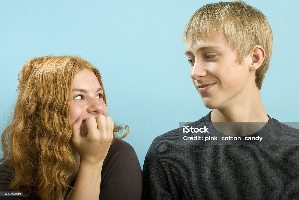 Menina e menino adolescente - Foto de stock de 16-17 Anos royalty-free