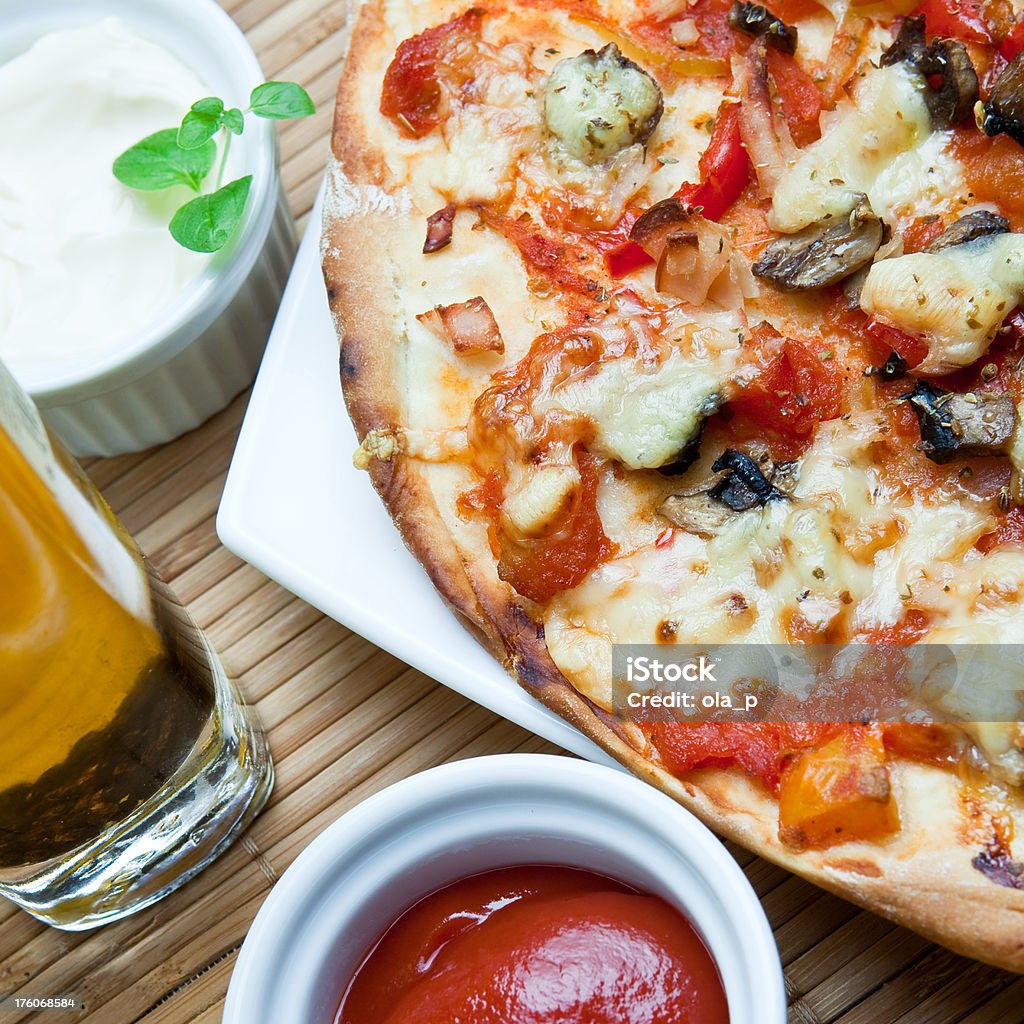 Pizza con funghi - Foto stock royalty-free di Alimentazione sana