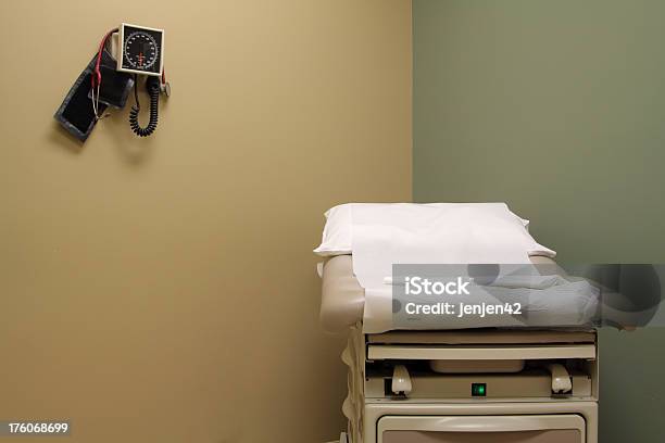 Doctors Office Stockfoto und mehr Bilder von Allgemeinarztpraxis - Allgemeinarztpraxis, Tisch, Niemand