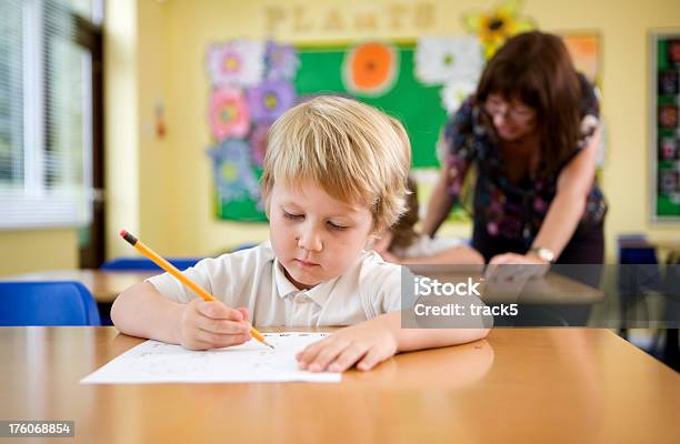 Foto de Escola Primária Modelo De Comportamento e mais fotos de stock de 4-5 Anos - 4-5 Anos, Aluno, Aluno de Primário