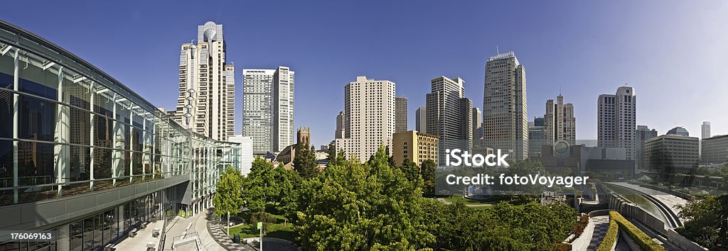 San Francisco Yerba Buena Gardens, atracciones turísticas de panorama del centro de la ciudad de California - Foto de stock de Centro de congresos Moscone libre de derechos