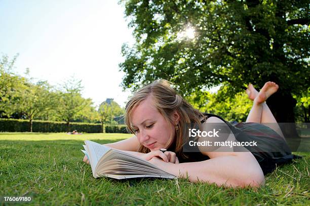 Reading Auf Dem Rasen Stockfoto und mehr Bilder von Akademisches Lernen - Akademisches Lernen, Buch, Eine Frau allein