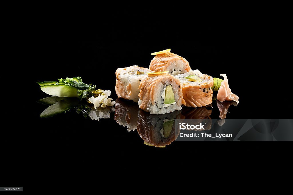 Uramaki MAR-bream tataki - Foto de stock de Reflejo - Efecto de luz libre de derechos