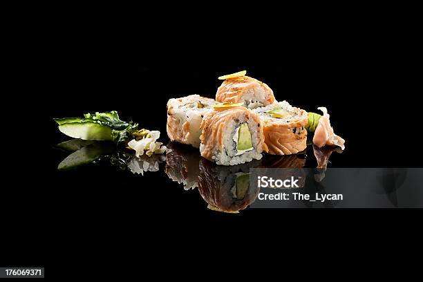 Uramaki Marbream Tataki Foto de stock y más banco de imágenes de Reflejo - Efecto de luz - Reflejo - Efecto de luz, Sushi, Tataki