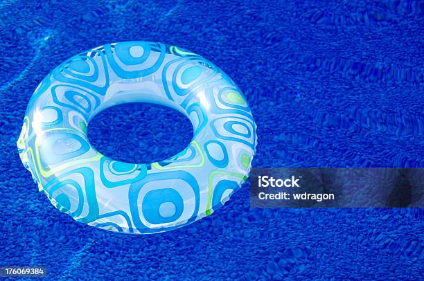 Photo libre de droit de Porte Bleue Flottant Sur La Piscine banque d'images et plus d'images libres de droit de Activité - Activité, Activité de loisirs, Bleu