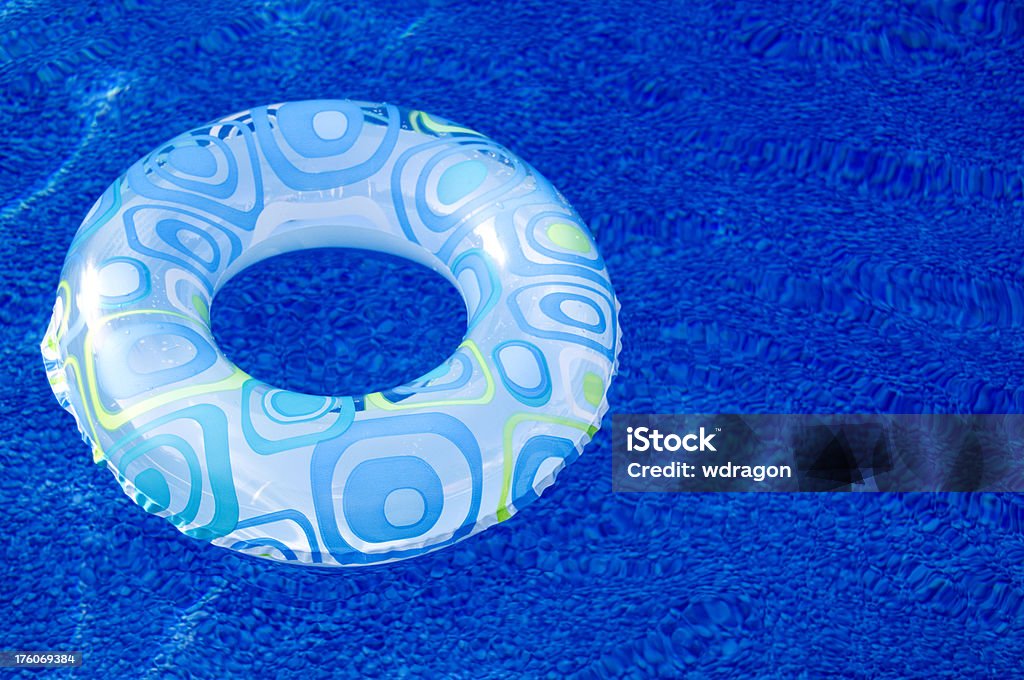 Pierścień pływające na niebieski basen - Zbiór zdjęć royalty-free (Basen)