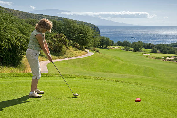 mulher jogador de golfe - tee box - fotografias e filmes do acervo