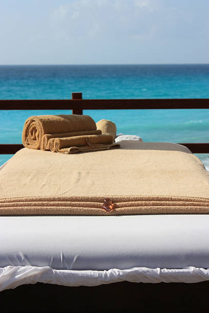 seaside masaż - massaging beach cancun massage table zdjęcia i obrazy z banku zdjęć