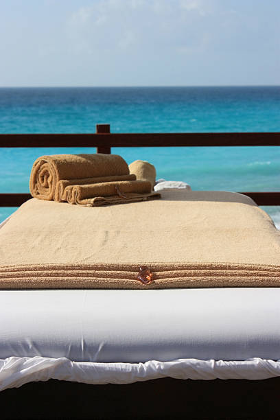 massagem costeira - massaging beach cancun massage table imagens e fotografias de stock