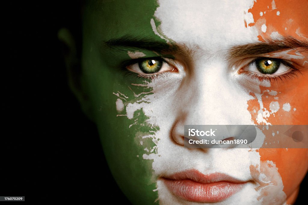 Menino com Irlanda, bandeira irlandesa - Foto de stock de Tinta de Rosto royalty-free