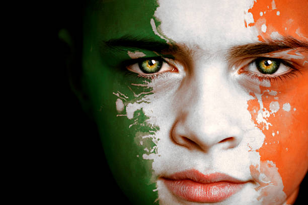 menino com irlanda, bandeira irlandesa - republic of ireland flag human face irish culture - fotografias e filmes do acervo