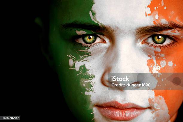 Foto de Menino Com Irlanda Bandeira Irlandesa e mais fotos de stock de Tinta de Rosto - Tinta de Rosto, Meninos, Bandeira