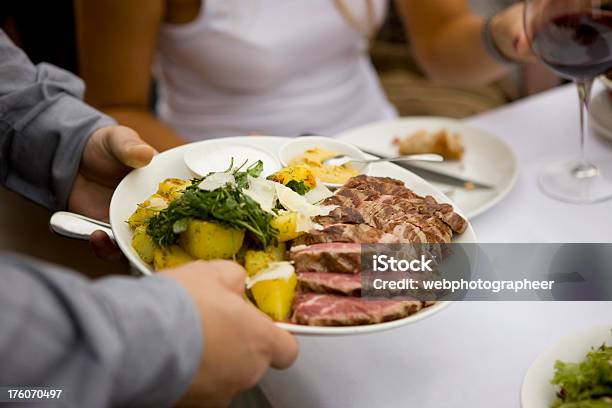 Serviert Stockfoto und mehr Bilder von Dienstleistung - Dienstleistung, Gourmet-Küche, Portion