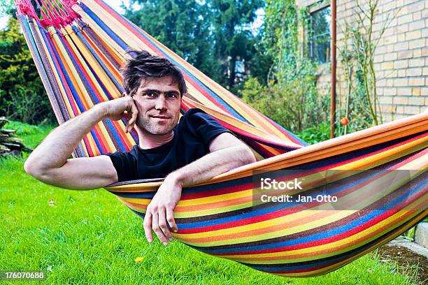 Mann Entspannen In Der Hängematte Stockfoto und mehr Bilder von 30-34 Jahre - 30-34 Jahre, Arbeitslosigkeit, Berühren