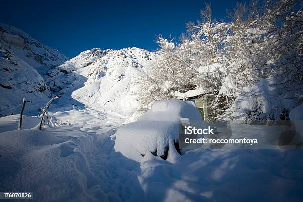 Carro Após A Nevar - Fotografias de stock e mais imagens de A nevar - A nevar, Adversidade, Amontoar
