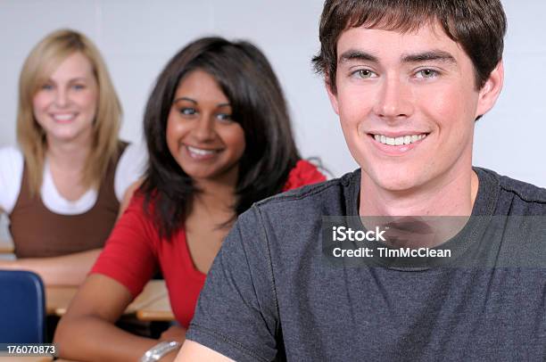 Tres Estudiantes Alegre Foto de stock y más banco de imágenes de 18-19 años - 18-19 años, 20 a 29 años, Adulto