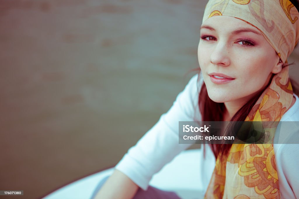 Giovane bella donna di canottaggio una barca a Madrid - Foto stock royalty-free di Acqua