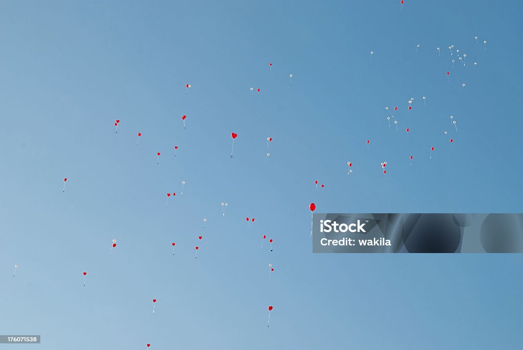 Globos rojos y blancos en bodas en el salón blue sky - Foto de stock de Abstracto libre de derechos