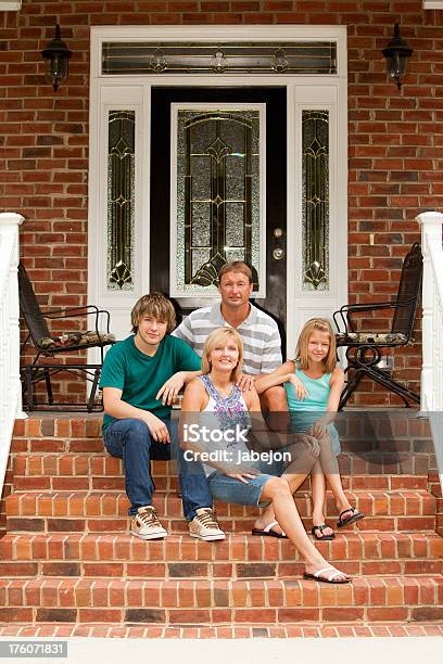 Ritratto Di Famiglia - Fotografie stock e altre immagini di Casa di mattoni - Casa di mattoni, Famiglia, Gradino