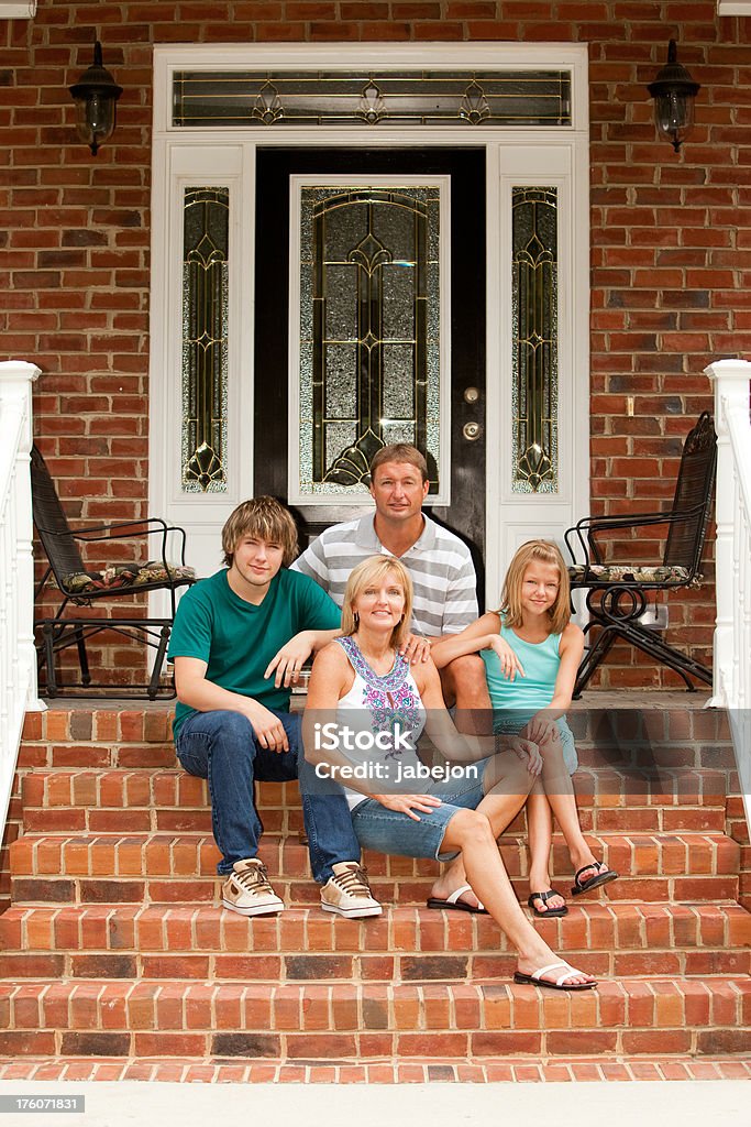 Retrato de família - Foto de stock de Casa de tijolo royalty-free