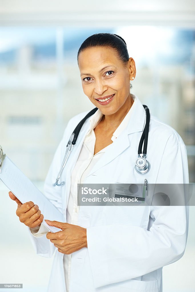 Afro americano medico femmina sorridente - Foto stock royalty-free di 40-44 anni