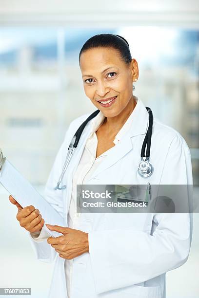 Afro Americano Medico Femmina Sorridente - Fotografie stock e altre immagini di 40-44 anni - 40-44 anni, Adulto, Adulto in età matura