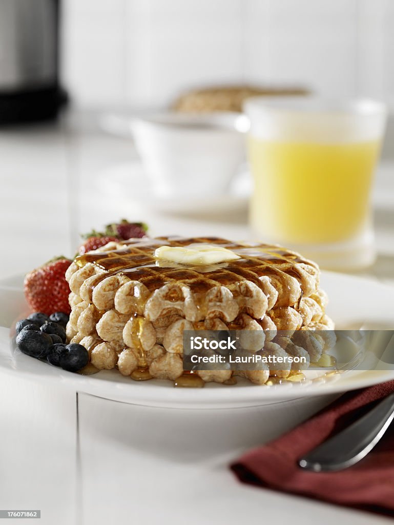 Waffles con mantequilla y arce Almíbar 1 - Foto de stock de Aderezo libre de derechos