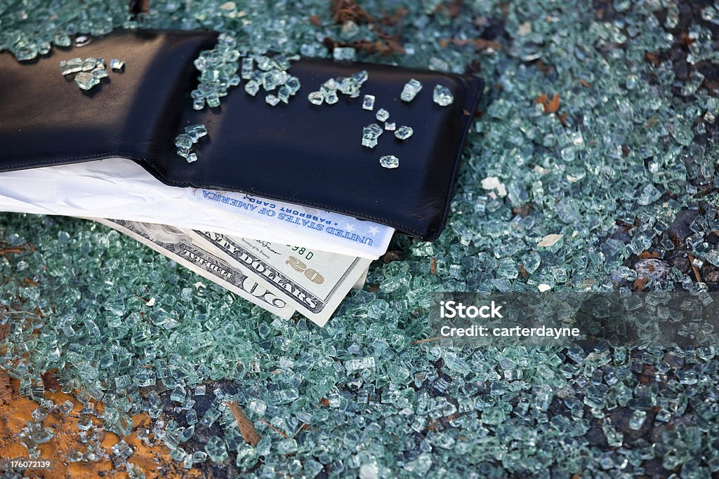 Homme portefeuille avec de l'argent, de verre dans l'aire de stationnement et vol - Photo de 2000-2009 libre de droits