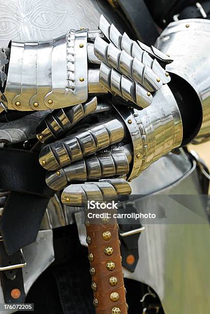 Cavaliere Medievale Con Arma - Fotografie stock e altre immagini di Abbigliamento - Abbigliamento, Armatura, Armatura tradizionale
