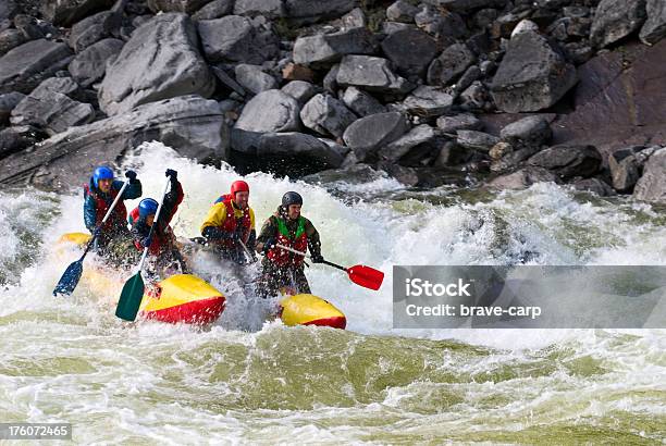 Vier Sportler Schweben Auf Die Gefährliche Mountain River Stockfoto und mehr Bilder von Floßfahrt