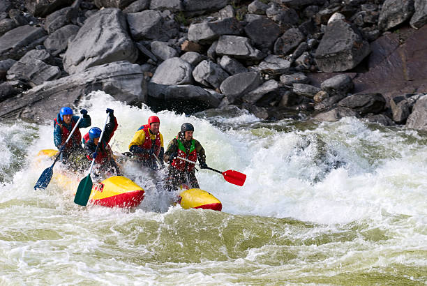 quatro desportistas flutuante sobre o rio de montanha perigosas - white water atlanta fotos imagens e fotografias de stock