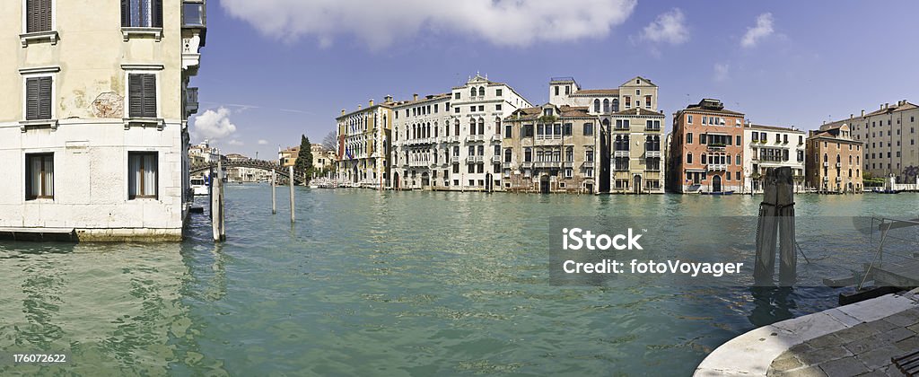 Venecia gran Canal Palazzo en panorama de la academia - Foto de stock de Amarrado libre de derechos