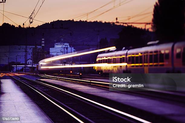 Photo libre de droit de Train À Grande Vitesse banque d'images et plus d'images libres de droit de Activité - Activité, Coucher de soleil, Couleur vive