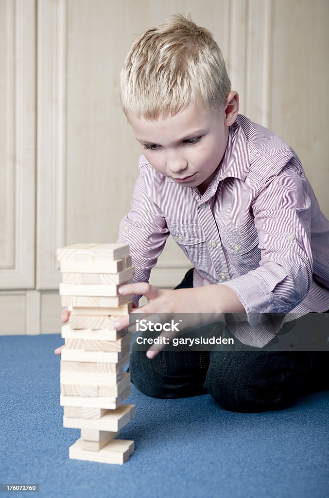 Petit garçon jouant avec blocs dans sa chambre - Photo de 6-7 ans libre de droits