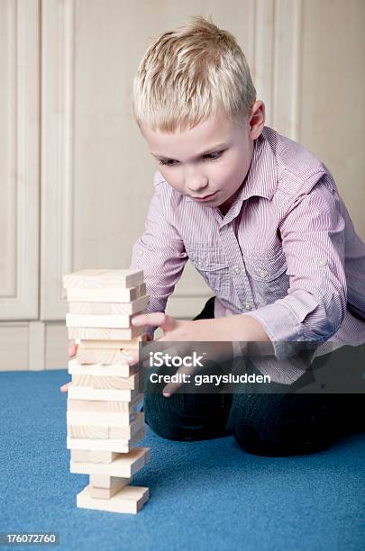 Photo libre de droit de Petit Garçon Jouant Avec Blocs Dans Sa Chambre banque d'images et plus d'images libres de droit de 6-7 ans - 6-7 ans, Beige, Bleu