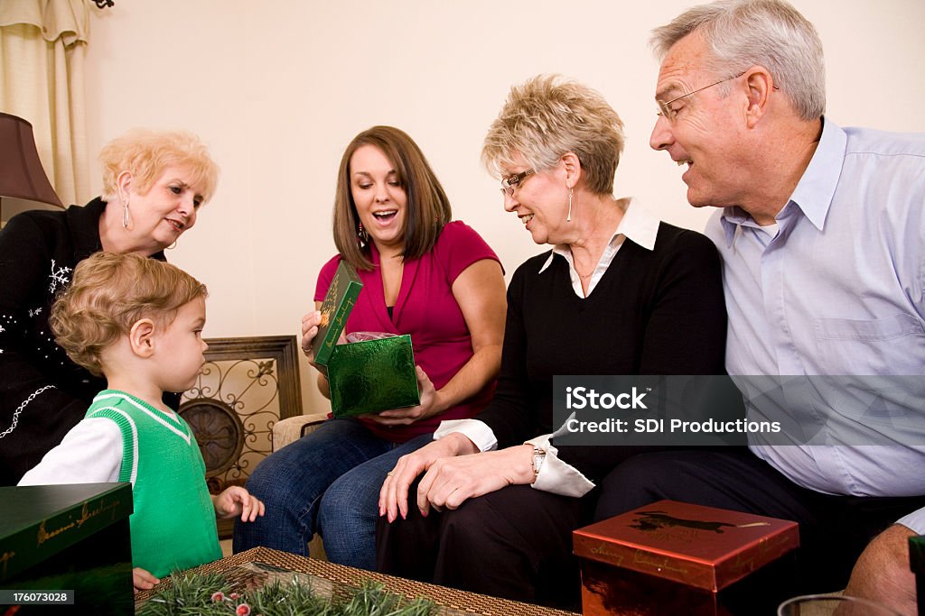 Família alargada, abrindo presentes de Natal - Foto de stock de Abrindo royalty-free