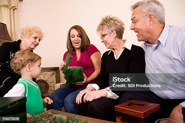 Foto de Família Alargada Abrindo Presentes De Natal e mais fotos de stock de Abrindo - Abrindo, Adulto, Alegria