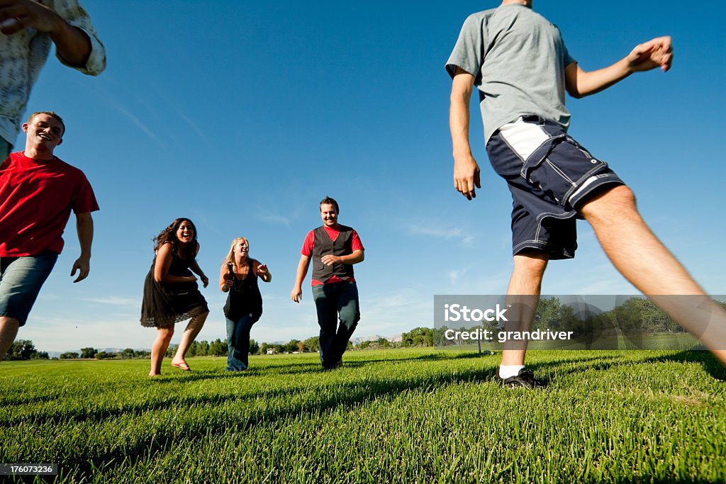 Adolescentes caminando en un campo - Foto de stock de Adolescente libre de derechos